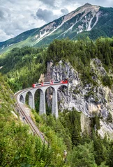 Fotobehang Landwasserviaduct Landwasserviaduct in de zomer, Filisur, Zwitserland. Alpenlandschap met Rhätische express op de bergbaan.