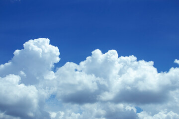 Obraz na płótnie Canvas Nice cloud with crystal clear blue sky