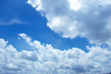 Obraz premium Beautiful cloud with crystal clear blue sky