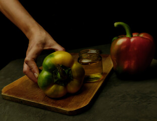 Pimentones rojo y amarillo combinado, estilo fotografía oscura, darkfood photography