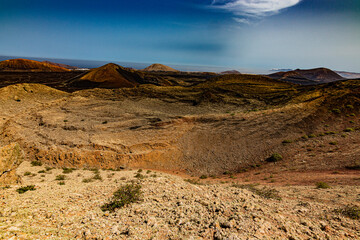 Paisajes del volcán Caldera colorada entre bombas volcánicas de Lanzarote