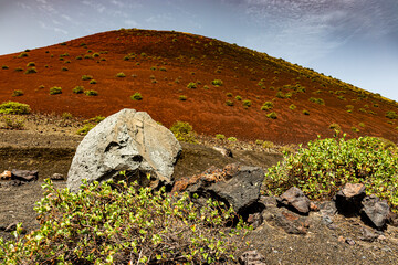 Paisajes del volcán Caldera colorada entre bombas volcánicas de Lanzarote