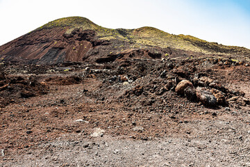 Paisajes del volc&aacute;n Caldera colorada entre bombas volc&aacute;nicas de Lanzarote