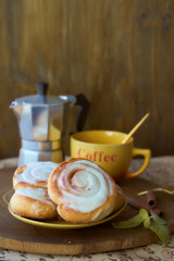 Obraz na płótnie Canvas Geyser coffee maker and cinnamon bun on a wooden tray. With coffee cup and spoon. Dark background