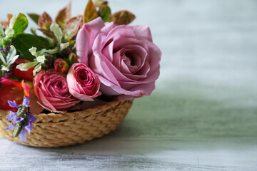 様々な花が挿されたカゴ