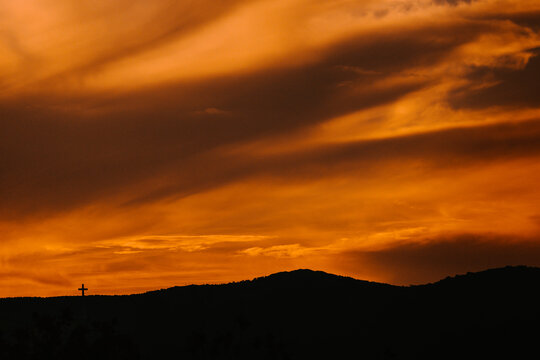 Atarceder en la montaña con una cruz