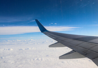 widok z okna samolotu chmury