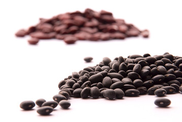 Close-up of black beans with kidney beans in the background