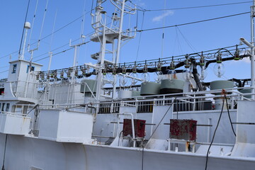 大型のイカ釣り漁船