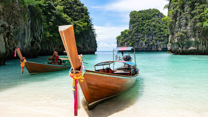 Plakat Traditional longtail boat with beautiful scenery view Loh samah bay Phi Phi island Beautiful island in Thailand.