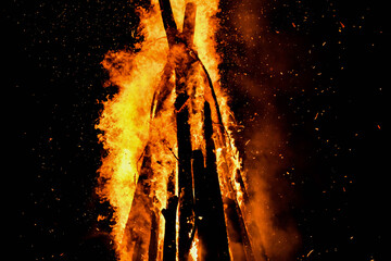 madera ardiendo en Fiesta en el bosque Rumania, quemando madera / Wood burning at Festival in the...