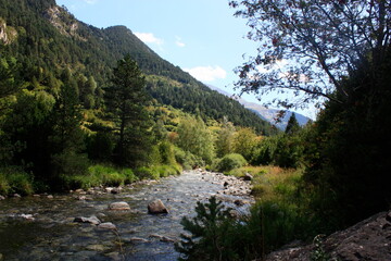 Colores en el lago y la montaña. Embalse de La Sarra. Sallent de Gállego. Huesca. Pirineos