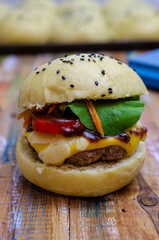 Hamburguer artesanal e pão caseiro