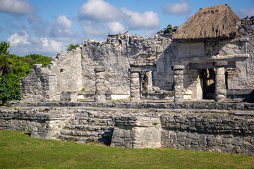 Fototapeta na wymiar The remains of a Mayan Palace built more than 1000 years ago recall the grandeur of a lost civilization at the ruins of Tulum in Mexico.
