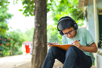 Obraz premium indian child attending online lecture