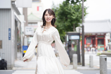 若い女性　浅草　雷門前