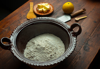 Ingredientes panaderia harina leche levadura azucar  mantequilla naranja pan de muerto mexicano tradicional festividades octubre día de muertos mesa de madera