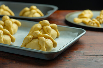 Ingredientes panaderia masa fermentación reposo harina panadero levadura azucar charola pan de muerto mexicano tradicional festividades octubre día de muertos mesa de madera close-up