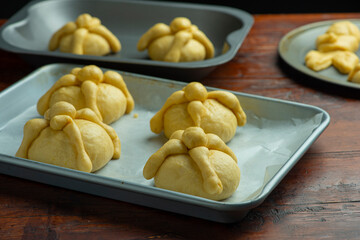Ingredientes panaderia masa fermentación reposo harina panadero levadura azucar charola pan de muerto mexicano tradicional festividades octubre día de muertos mesa de madera