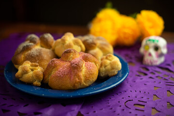 Ingredientes panadería panadero charola pan de muerto mexicano tradicional festividades octubre día de muertos mesa de madera mantequilla rociando azúcar mantequilla colores bonito