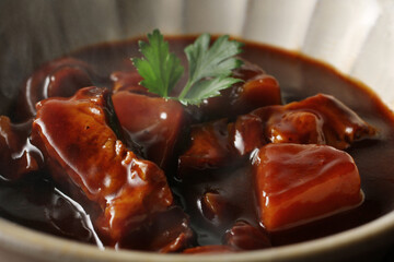 赤茶色の背景のビーフシチュー