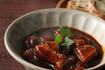 赤茶色の背景のビーフシチュー