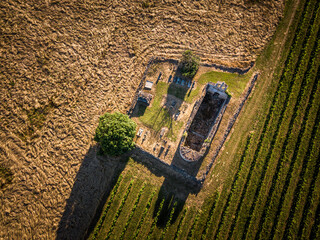 Vue du ciel Eglise en ruine campagne gironde Aquitaine