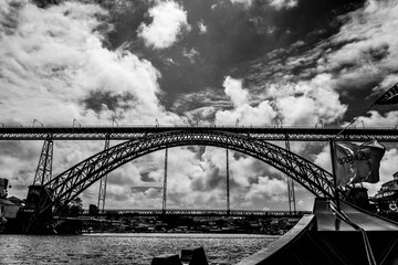 Porto oporto ponte di Dom Luís I. Aarchitettura, ferro, bianco e nero.