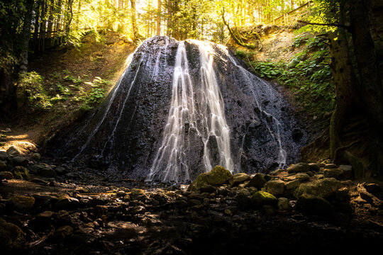 Cascade d'auvergne Mont Dore lumi&egrave;re p&eacute;n&eacute;trante
