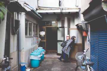 覗いている女性