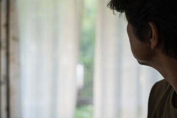 ボーっと庭を見つめる中年男性