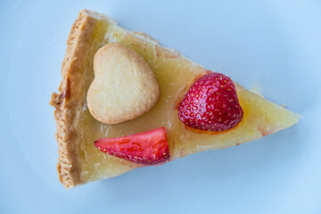 Fetta di crostata italiana con pasta frolla crema pasticcera e fragole. Fatta in casa, pasticceria, forno.