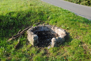 Grillplatz aus stein auf wiese