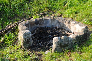 Grillplatz aus stein auf wiese
