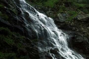 Cascada del río Capra junto a la famosa carretera de Transfagarasan en Rumanía.