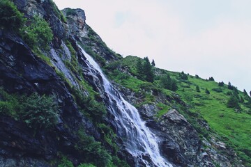 Cascada del río Capra junto a la famosa carretera de Transfagarasan en Rumanía.