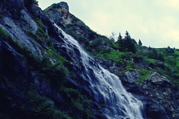 Cascada del río Capra junto a la famosa carretera de Transfagarasan en Rumanía.