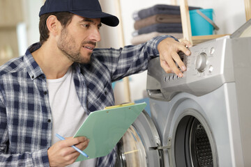 Obraz premium repairman is repairing a washing machine