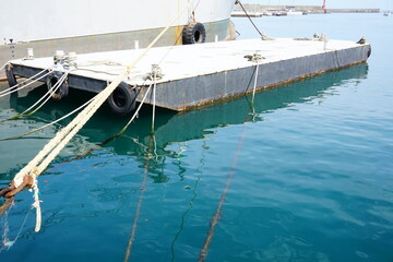 Fototapeta premium 港に浮かべられた小さな台船