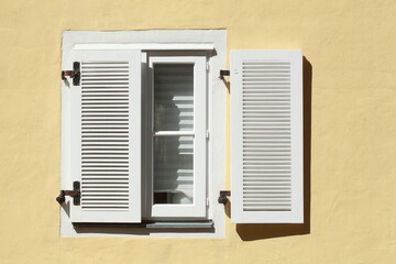 Alter weisser Fensterladen  und Fenster aus Holz an einer hellen Hausmauer, Hannover, Niedersachsen, Deutschland, Europa