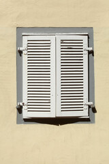 Alter weisser Fensterladen  und Fenster aus Holz an einer hellen Hausmauer, Hannover, Niedersachsen, Deutschland, Europa