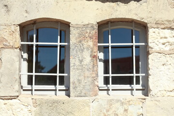 Obraz premium Altes Fenster mit Fenstergitter an einer hellen Hauswand, Deutschland, Europa