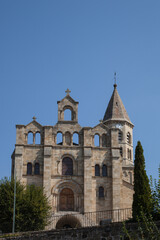 Fototapeta na wymiar Façade de l'église de Saint-Julien Chapteuil en Haute-Loire