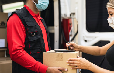 Delivery man wearing face protective mask to avoid corona virus spread - Young express courier delivering to costumer during coronavirus outbreak - Deliver and online buying concept