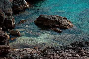 Rocas sobre agua cristalina
