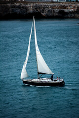 Obraz premium Velero navegando cerca de la costa