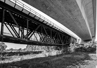 Alte Eisenbahnbrücke aus Stahl