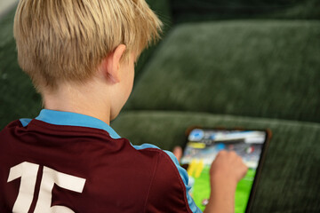 Kleiner Junge spielt und schaut auf dem Tablet - Medienzeit