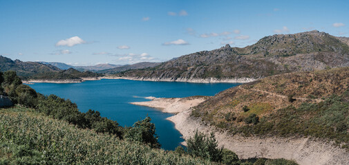 Fototapeta na wymiar view of the lake and mountains
