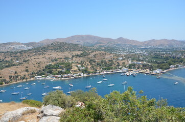 Fototapeta na wymiar Top view of an entire bay of the Aegean Sea. Sailboats and boats moored. Settlements spread over the hills.